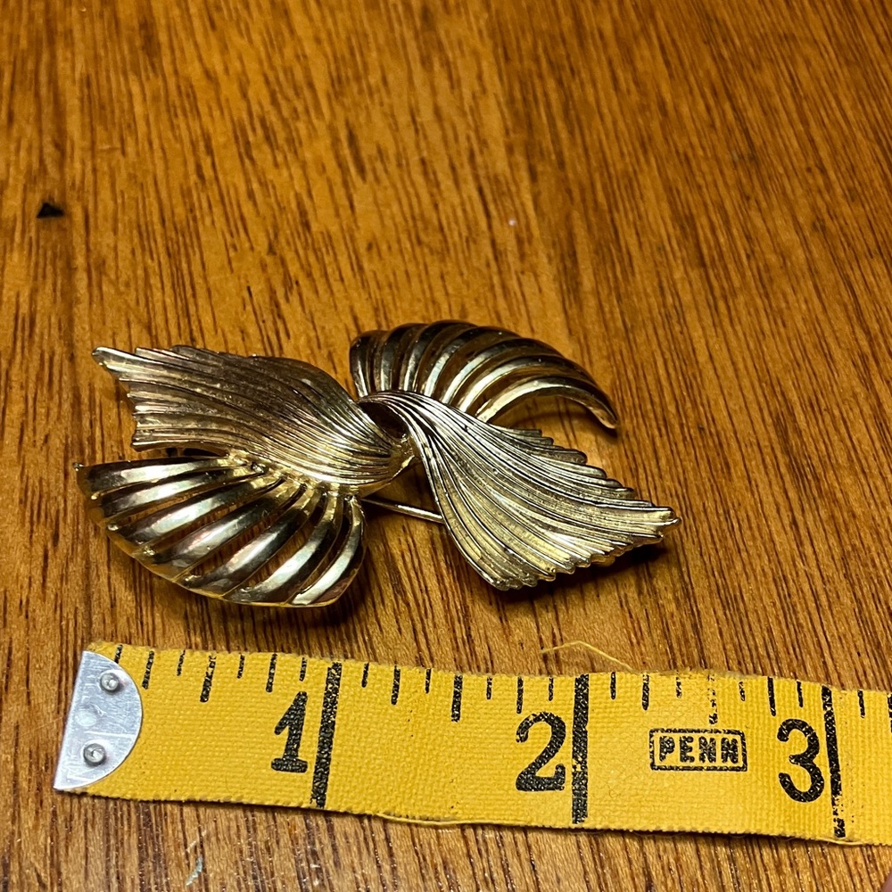 Elegant Gold-Tone Brooch - Picture 3 of 3